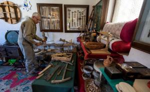 Čibučar Halilović iz Goduše decenijama izrađuje rukotvorine od drveta